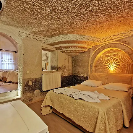 Falcon Cave Готель 2*