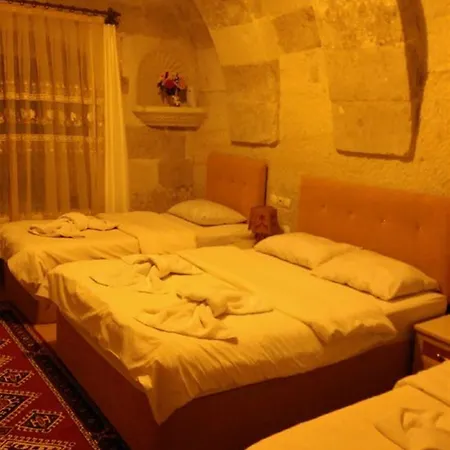 Falcon Cave Hotell