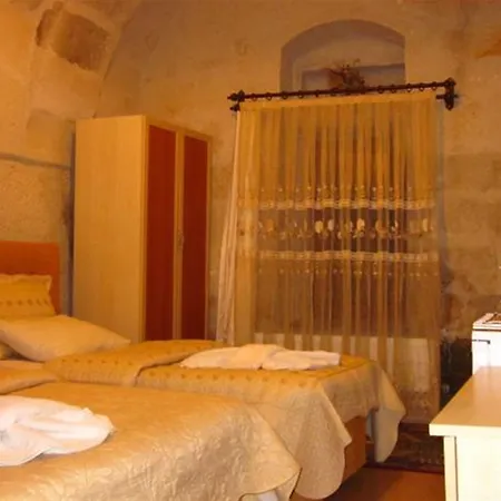 Falcon Cave Hotell