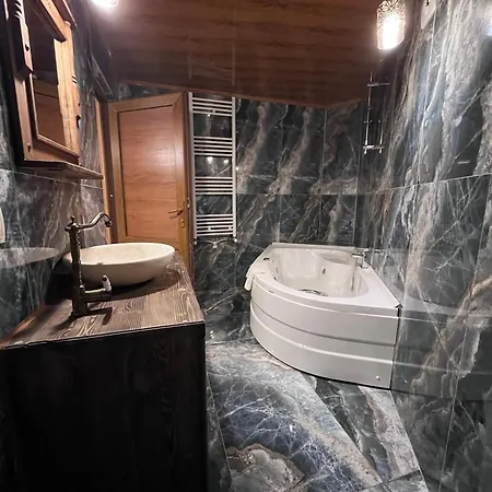 Falcon Cave Hotell 2*