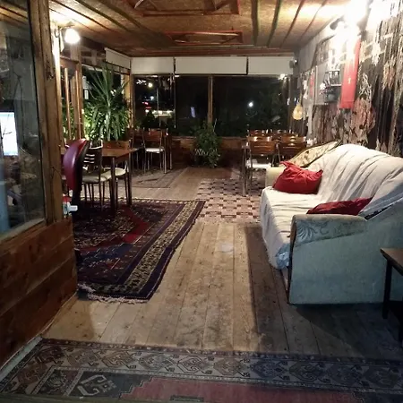 猎鹰洞穴套房酒店 酒店