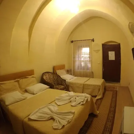 Falcon Cave Hotell 2*